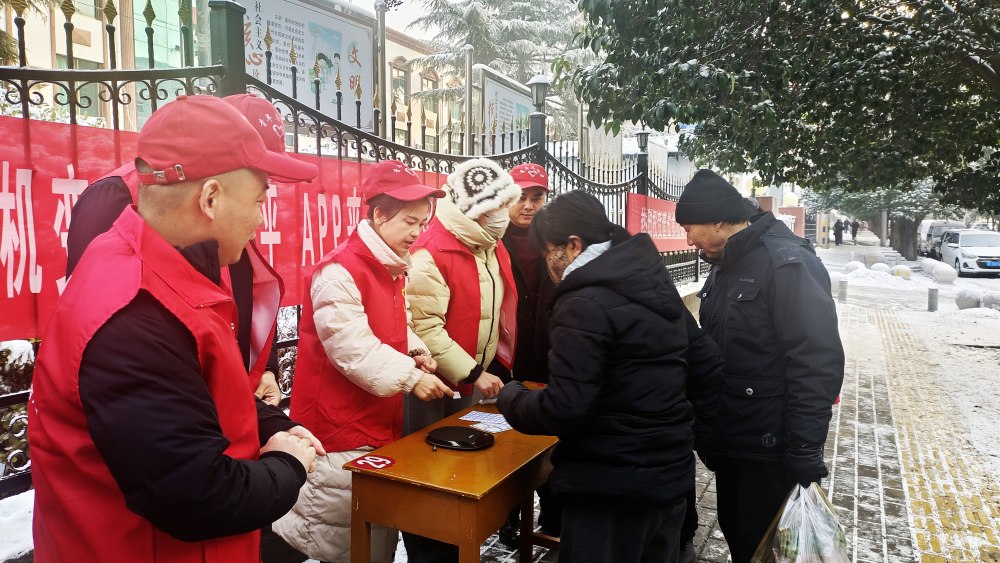 陕煤建设澄合分公司开展“手机变砝码护公平”党员志愿者服务活动