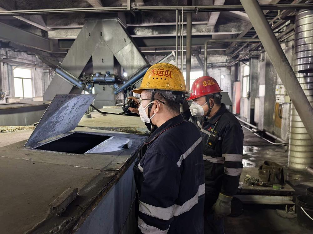 陕煤建设洗选煤运营公司澄合山阳运营项目部： 五一在岗“不打烊” 煤海有群“赶路人”