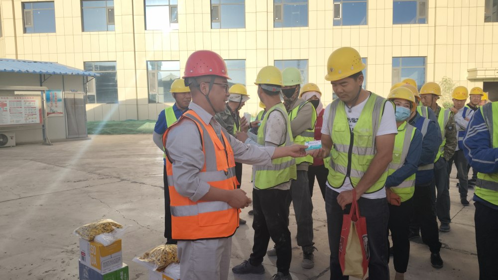 陕煤建设西北分公司张掖润泉瑞苑项目部：高温守一线，防暑慰人心