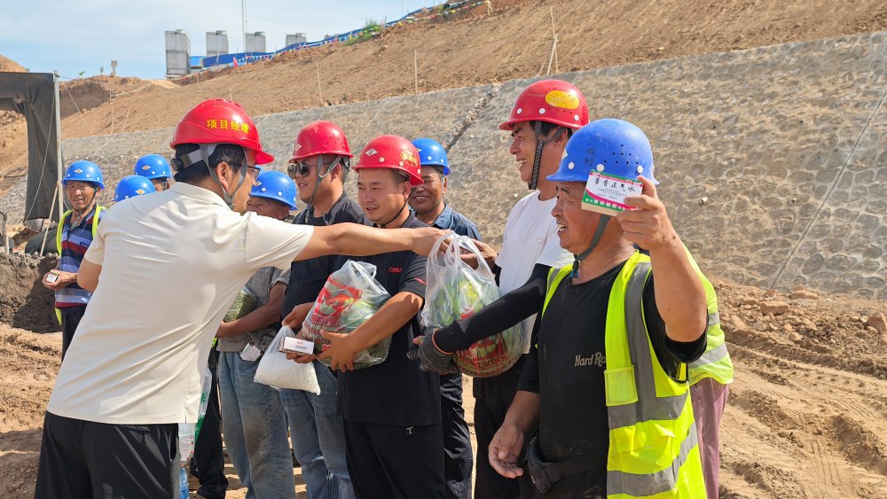 陕煤建设路桥分公司：战高温斗酷暑 送清凉保生产