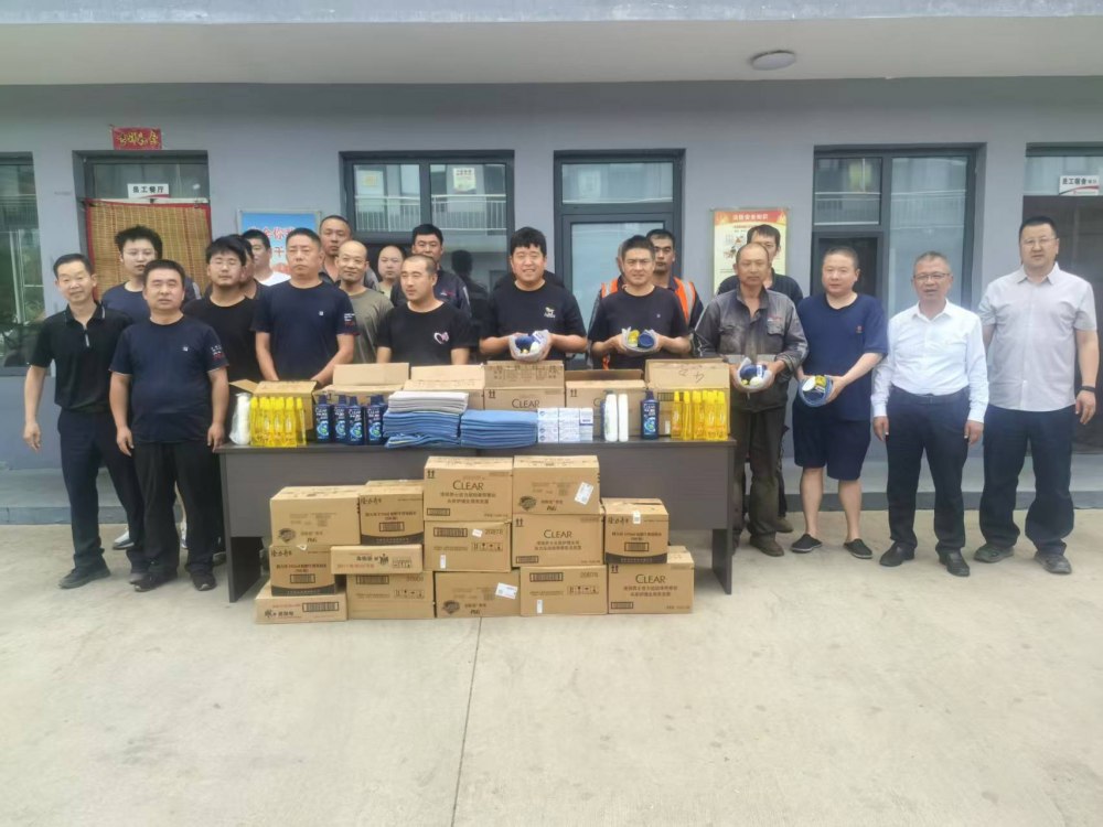 酷暑送清凉 关怀保安全