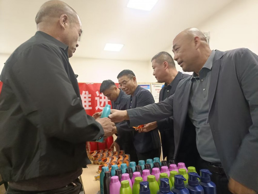 韩城矿业王峰煤矿党委书记武文杰一行到陕煤建设矿建二公司王峰项目部进行慰问