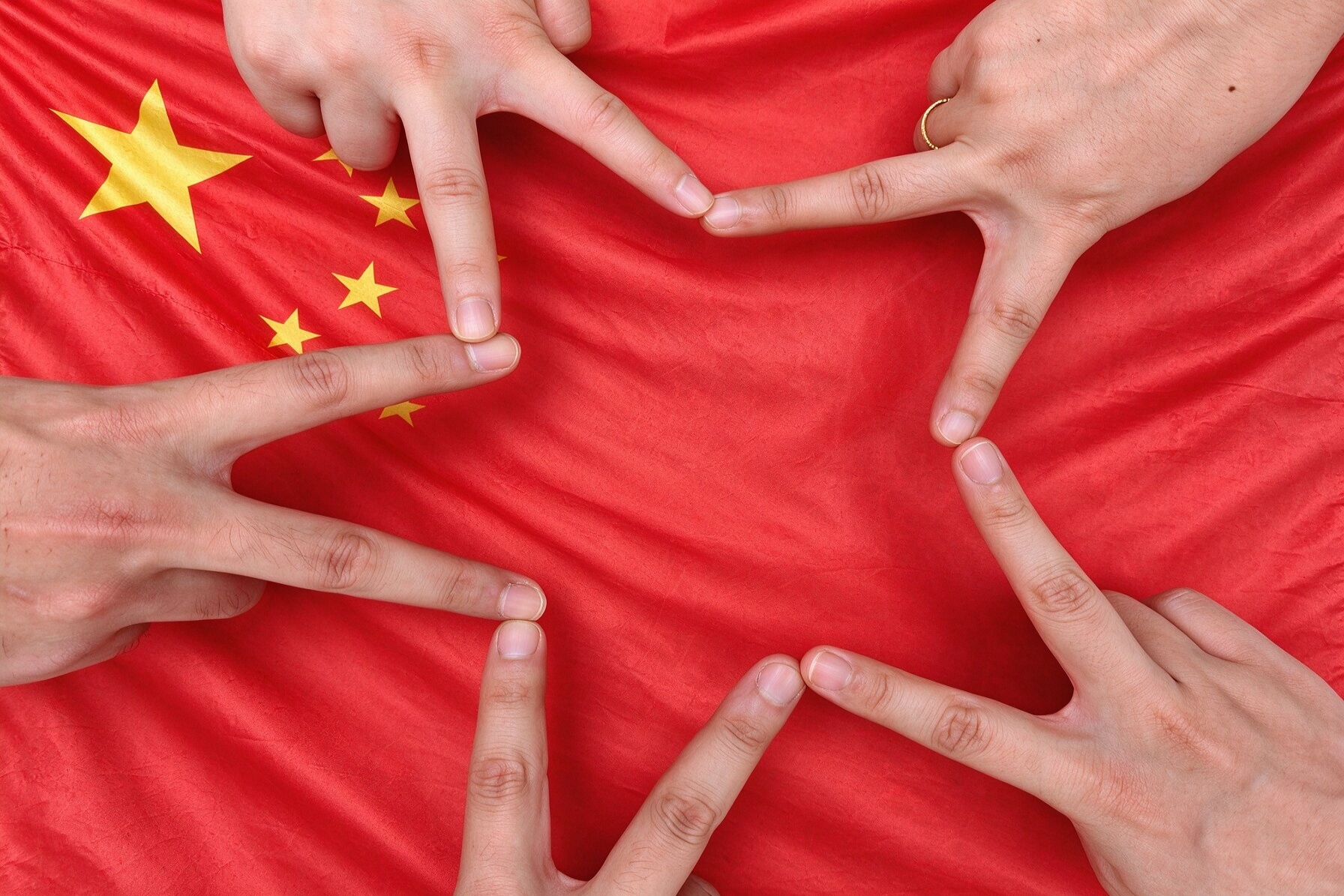 天工公司：与旗同框 点亮“华诞色”